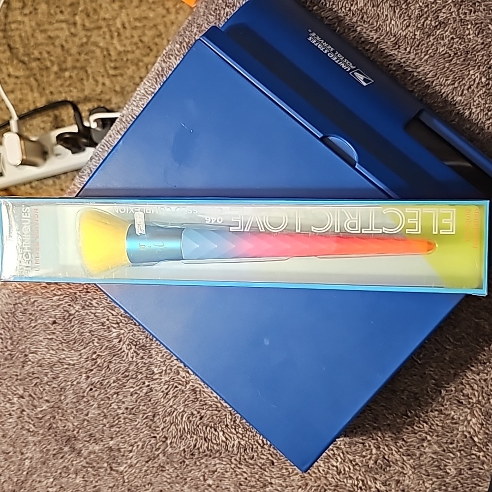 REAL TECHNIQUES Limited Edition Electric Love 046 Obsessed Complexion Brush